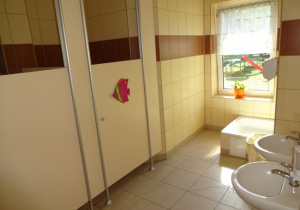 wyremontowana toaleta z brodzikiem i umywalkami grupy pierwszej, przystosowana dla małych dzieci