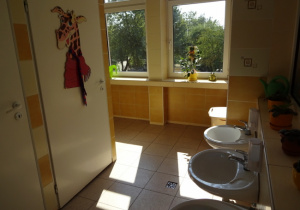 wyremontowana toaleta grupy czwartej z umywalkmi, przystosowana dla dzieci przedszkolnych